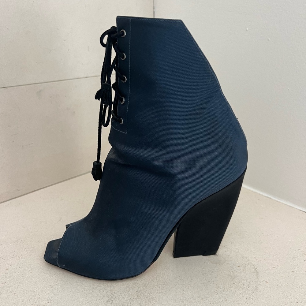 Christian Dior booty shoe heel. Size 39.5. Blue/black